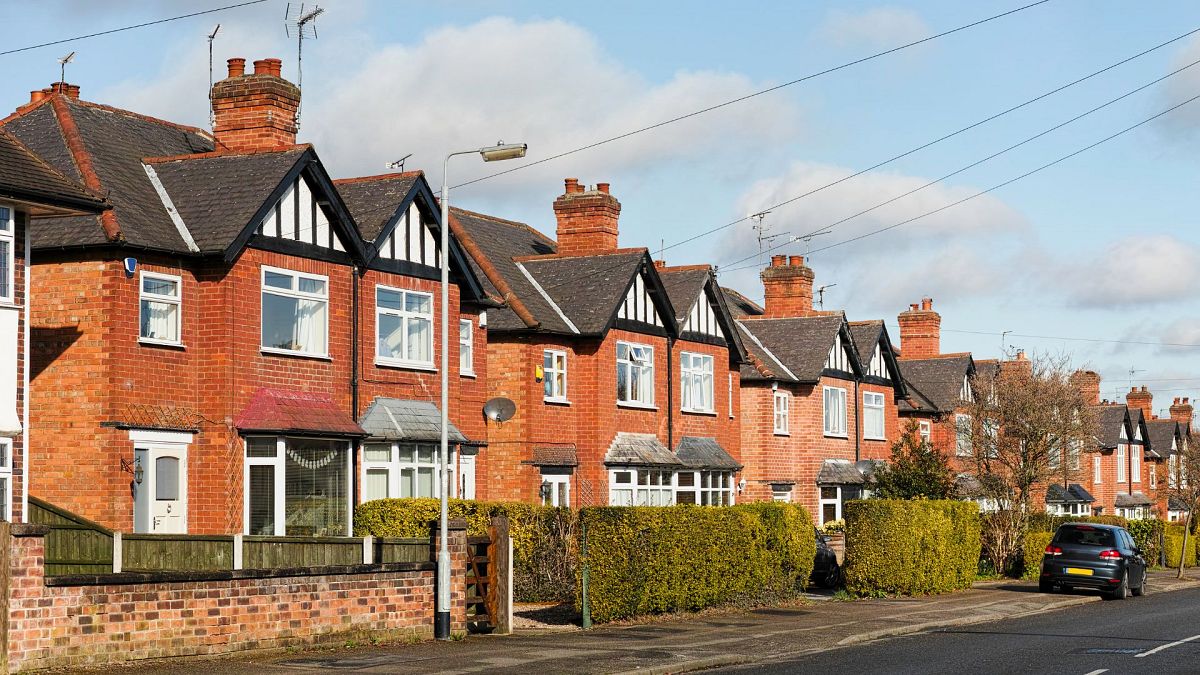 UK house prices reveal another month of growth: Where is best place to buy? thumbnail