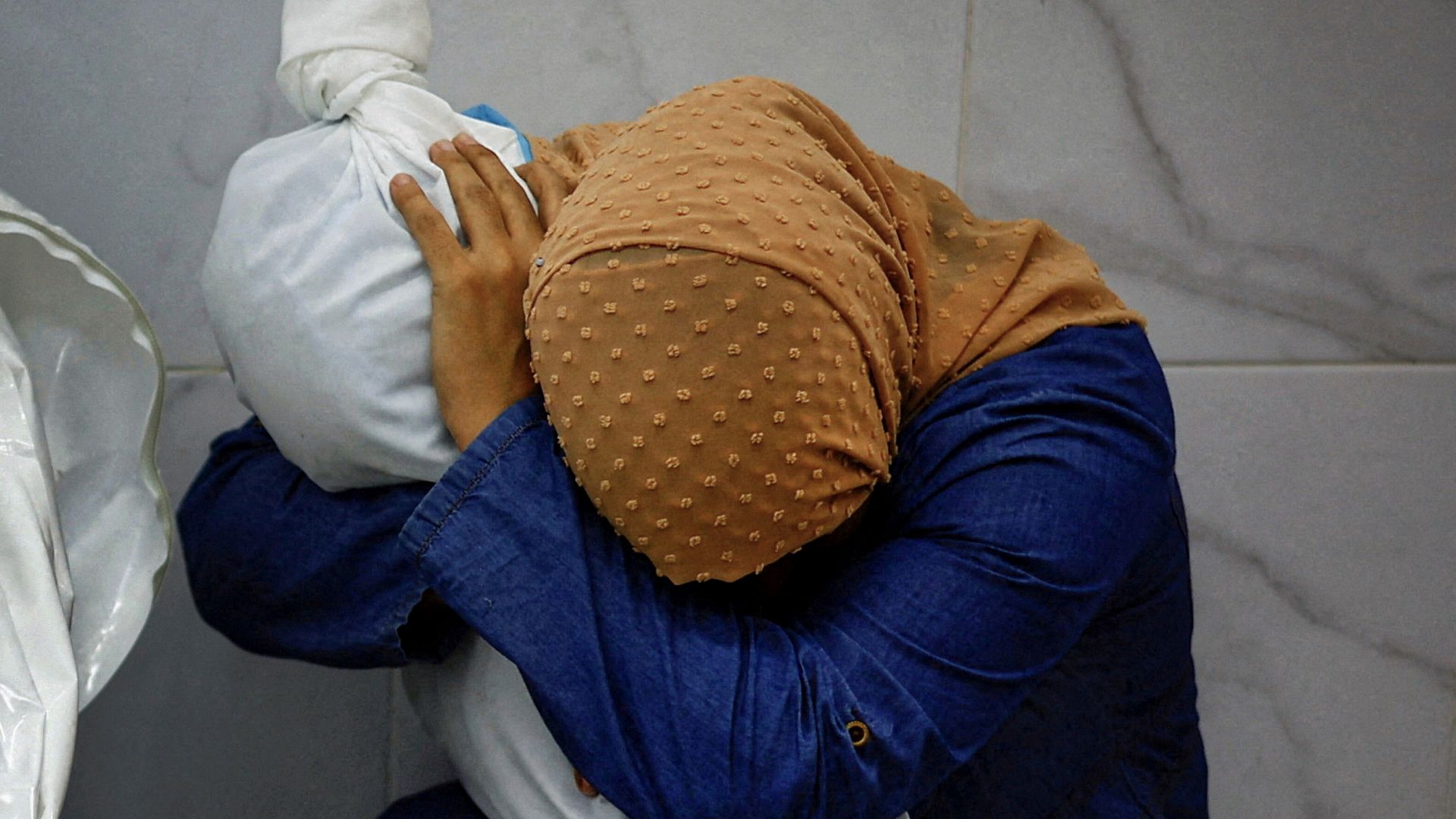 Cenazesini kucaklayan Gazzeli kadının fotoğrafına basın ödülü