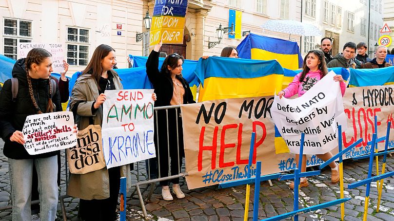 تجمع روز چهارشنبه ۱۷ آوریل مقابل سفارت ایالات متحده در جمهوری چک برای درخواست کمک‌های بیشتر برای اوکراین