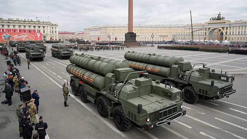 سامانه‌های اس-۴۰۰ روسی در مراسمی در سن‌پیترزبورگ به تاریخ ۵ مه ۲۰۲۲