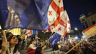 Gürcistan Meclisi önünde toplanan ve ellerinde Gürcü ve AB bayrakları bulunan kalabalıklar, hükümetin, yabancı etki ajanlığı yasa tasarısını protesto ediyor