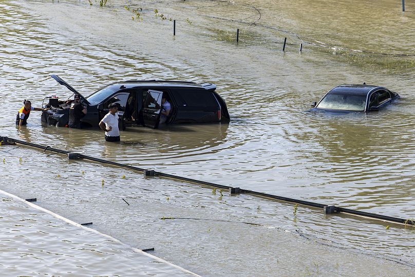 سيارات غمرتها مياه الفيضان وسط دبي. 2024/04/18