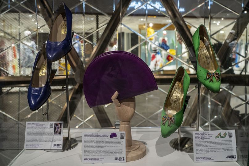 Hong Kong'da sergilenen ayakkabı ve çantalardan bazıları