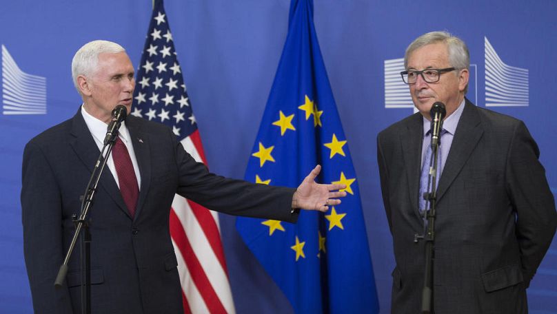 ARCHIVO - El exvicepresidente de Estados Unidos, Mike Pence y el expresidente de la Comisión Europea, Jean-Claude Juncker, en Bruselas, Bélgica, el lunes 20 de febrero de 2017