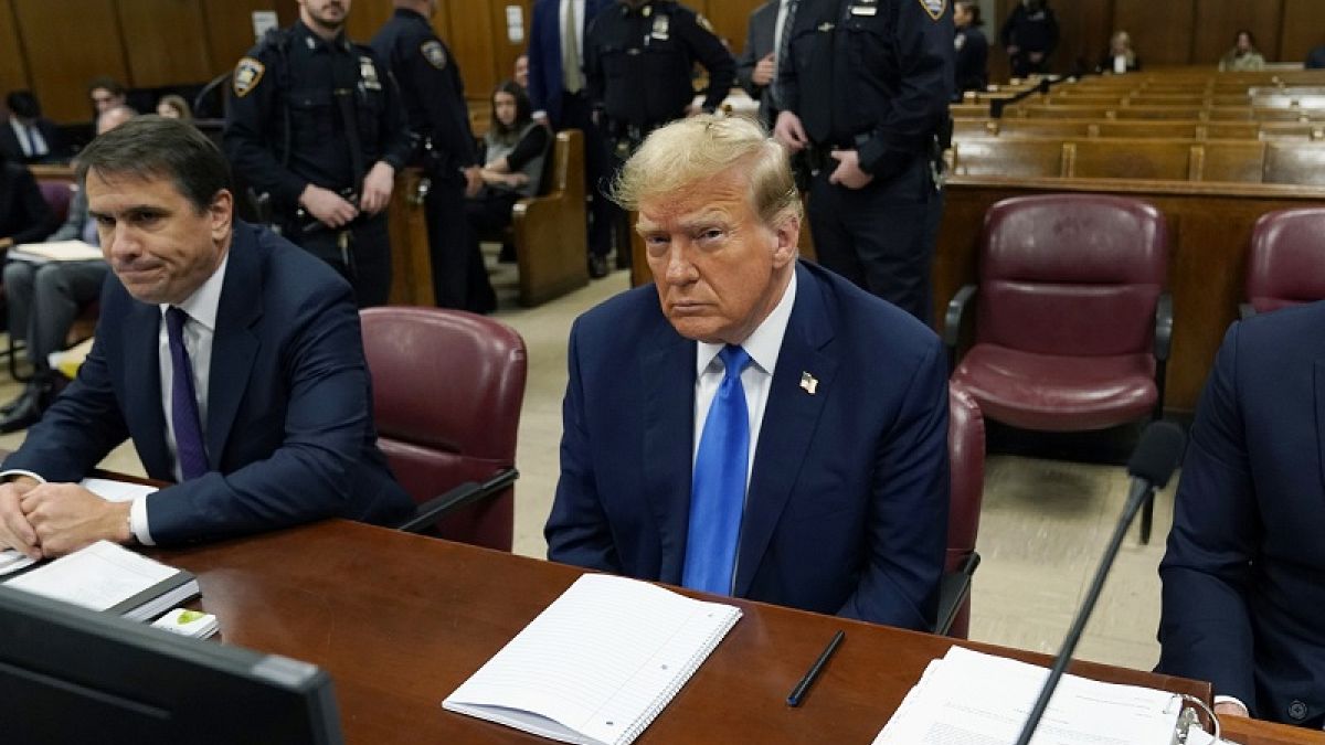 El expresidente Donald Trump espera el inicio del proceso durante la selección del jurado en el tribunal penal de Manhattan, el 18 de abril de 2024 en Nueva York.