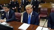 El expresidente Donald Trump espera el inicio del proceso durante la selección del jurado en el tribunal penal de Manhattan, el 18 de abril de 2024 en Nueva York.