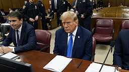 El expresidente Donald Trump espera el inicio del proceso durante la selección del jurado en el tribunal penal de Manhattan, el 18 de abril de 2024 en Nueva York.