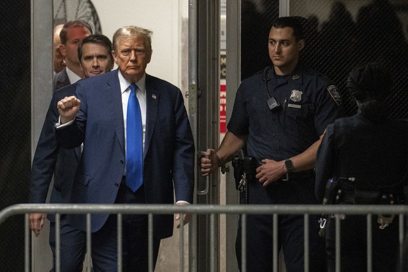 El expresidente Donald Trump regresa de un descanso en el tribunal penal de Manhattan en Nueva York, EE.UU., el jueves 18 de abril de 2024.