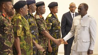 Il Presidente William Ruto stringe la mano ai vertici militari del Kenya, dopo la morte del capo militare del Kenya, Gen. Francis Ogolla, alla State House di Nairobi