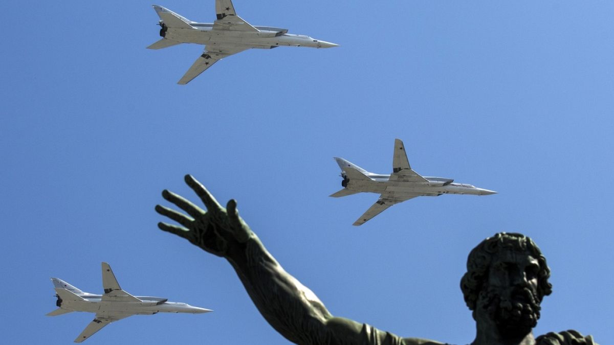 Украйна твърди, че е свалила руски бомбардировач, но Москва отрича