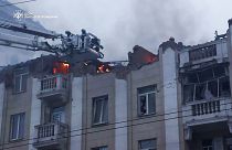 Equipos de rescate trabajan en la escena de un edificio dañado después de un ataque ruso en Dnipró, Ucrania, este viernes