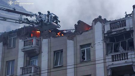 Equipos de rescate trabajan en la escena de un edificio dañado después de un ataque ruso en Dnipró, Ucrania, este viernes