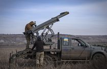 Ukrán katonák rakéták kilövésére készölve Bahmutnál
