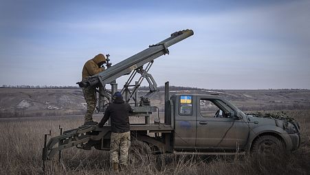 Ukrán katonák rakéták kilövésére készölve Bahmutnál