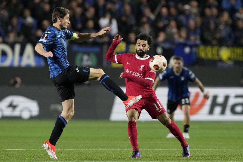 Atalanta'dan Marten de Roon ve Liverpool'dan Mohamed Salah'ın mücadelesi