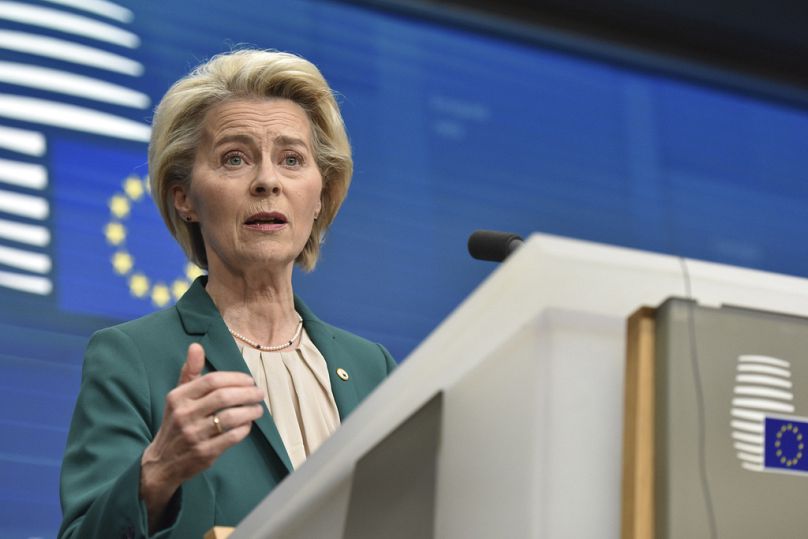 La presidenta de la Comisión Europea, Ursula von der Leyen, habla durante una rueda de prensa en una cumbre de la UE en Bruselas, el jueves 18 de abril de 2024.