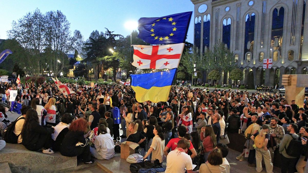 Han estallado protestas masivas en Georgia por el plan del partido gobernante de sacar adelante una ley llamada de "influencia extranjera".