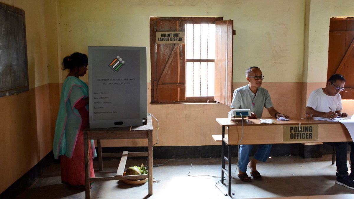 یک زن در اولین دور رای گیری انتخابات ملی هند در حوزه انتخابیه بیشنوپور در حومه ایمفال، مانیپور، هند، جمعه ۱۹ آوریل ۲۰۲۴ رای خود را به صندوق انداخت.