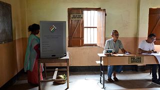 یک زن در اولین دور رای گیری انتخابات ملی هند در حوزه انتخابیه بیشنوپور در حومه ایمفال، مانیپور، هند، جمعه ۱۹ آوریل ۲۰۲۴ رای خود را به صندوق انداخت.