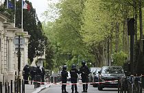 Varios agentes de Policía acordonan la zona cercana al consulado iraní, el viernes 19 de abril de 2024 en París.