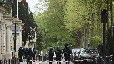 Varios agentes de Policía acordonan la zona cercana al consulado iraní, el viernes 19 de abril de 2024 en París.