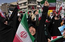  Iranianos cantam slogans durante uma reunião anti-israelita após as orações de sexta-feira em Teerão, Irão, sexta-feira, 19 de abril de 2024. 