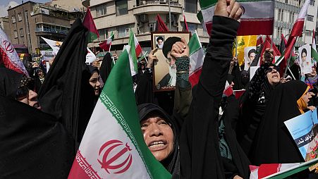  Iranianos cantam slogans durante uma reunião anti-israelita após as orações de sexta-feira em Teerão, Irão, sexta-feira, 19 de abril de 2024. 