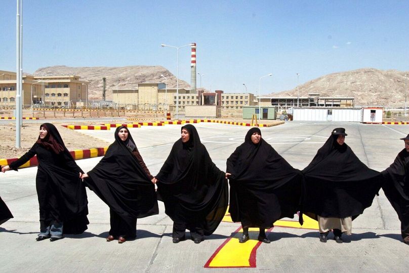 Iráni nők tüntetnek az iszfaháni urániumdúsító létesítménynél 2005-ben