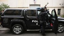 مأمور یگان ویژه پلیس فرانسه در نزدیکی کنسولگری ایران در پاریس