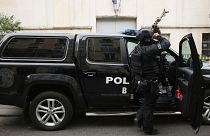 مأمور یگان ویژه پلیس فرانسه در نزدیکی کنسولگری ایران در پاریس