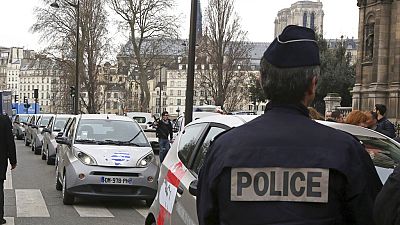 Fransa'nın başkenti Paris'te devriye gezen bir Fransız polisi / Arşiv