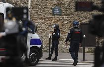عناصر من الشرطة الفرنسية أمام القنصلية الإيرانية في باريس 