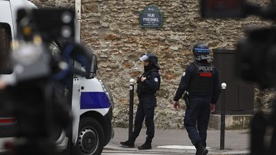 عناصر من الشرطة الفرنسية أمام القنصلية الإيرانية في باريس 