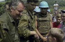 1995, július: a háborús bűnös Ratko Mladic tábornok Srebrenicában