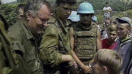 1995, július: a háborús bűnös Ratko Mladic tábornok Srebrenicában