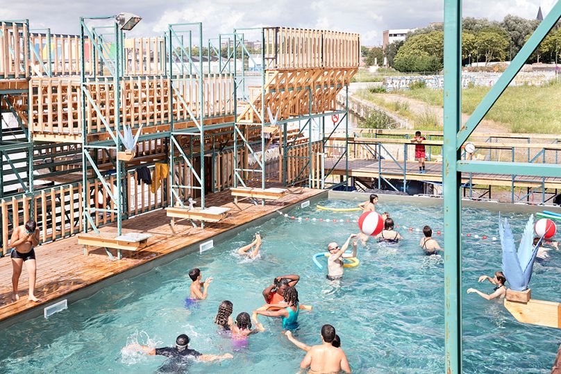 The basic structure consists of multi-tiered sun decks wrapped around a 17x7m pool.