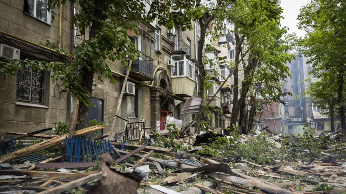 Schäden nach dem russischen Angriff auf ein Wohngebäude in Dnipro, 19. April 2024