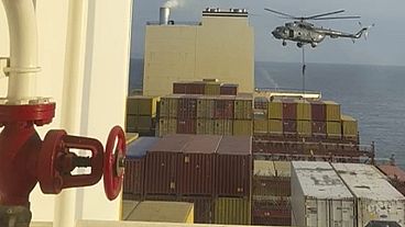 Un vídeo visto por The Associated Press muestra a comandos asaltando en helicóptero un barco cerca del estrecho de Ormuz el 13 de abril.