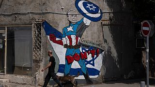 لوحة جدارية تصور الرئيس الأمريكي جو بايدن كبطل خارق يدافع عن إسرائيل في أحد شوارع تل أبيب، إسرائيل.