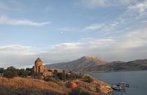 La iglesia de Akdamar en la isla de Akdamar, lago Van, Turquía.