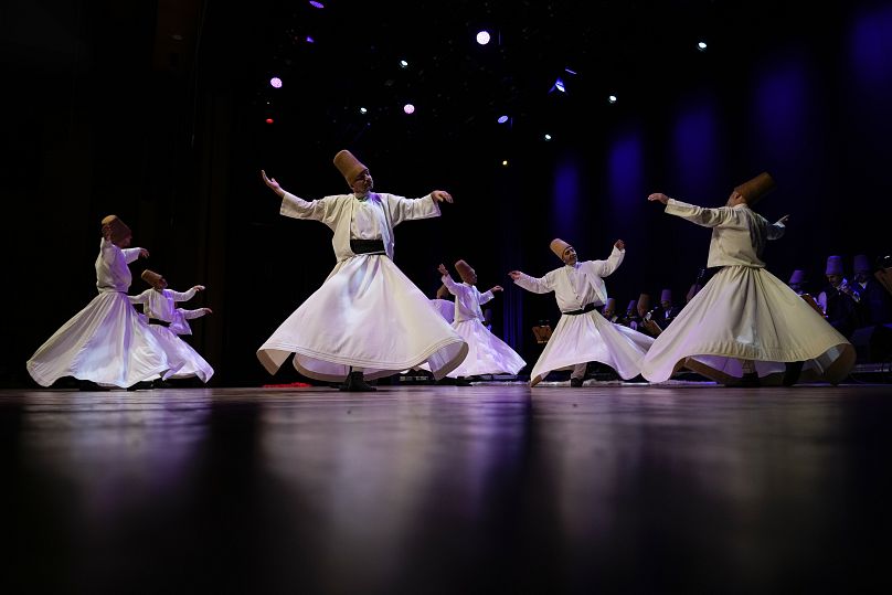 I dervisci rotanti dell'ordine Mevlevi si esibiscono durante una cerimonia Sheb-i Arus a Istanbul, in Turchia.