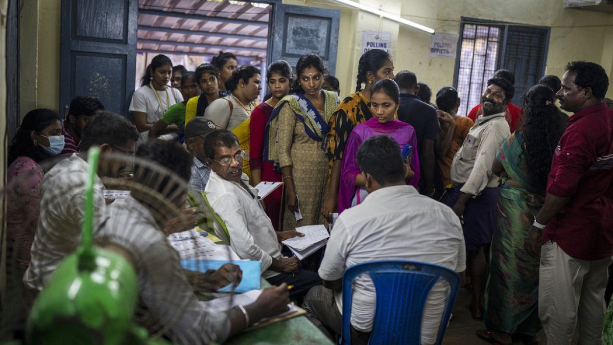 Hindistan'da milyonlarca seçmen genel seçimlerin ilk aşamasında oy kullandı