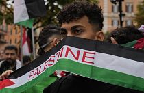 متظاهرون يحملون الأعلام ويرددون شعارات خلال مسيرة مؤيدة للفلسطينيين في روما
