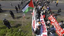 متظاهرون في أوكلاند في كاليفورنيا يطالبون بوقف إطلاق النار في غزة. 2024/04/15