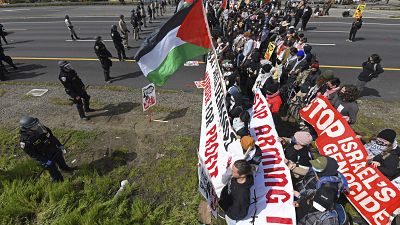 متظاهرون في أوكلاند في كاليفورنيا يطالبون بوقف إطلاق النار في غزة. 2024/04/15