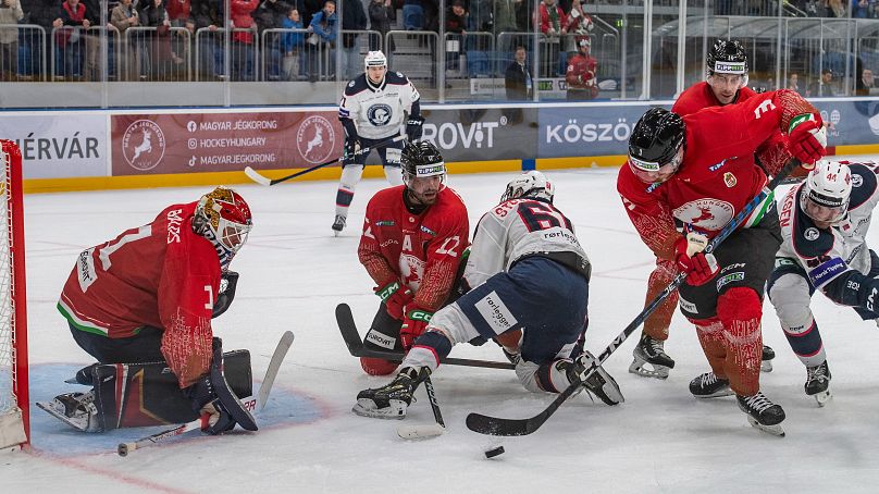 A magyar jégkorong válogatott (piros felsőben) 2-1-re győzött Norvégia ellen a székesfehérvári Alba Arénában 2024.04.19-én.