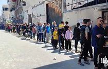 عدد كبير من الأهالي ينتظرون الحصول على رغيف الخبز في غزة. 2024/04/19