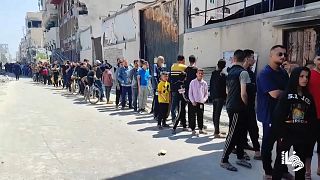 عدد كبير من الأهالي ينتظرون الحصول على رغيف الخبز في غزة. 2024/04/19