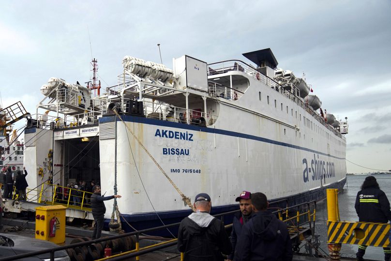 Barco de la 'flotilla de la libertad' con ayuda humanitaria se encuentra a la espera de partir hacia Gaza desde Turquía.