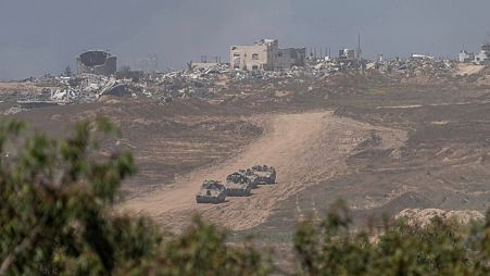 ناقلات جند مدرعة إسرائيلية تتحرك بالقرب من الحدود بين إسرائيل وغزة، الأربعاء، 17 أبريل، 2024.